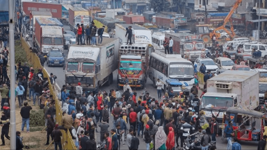 Chandigarh Truck Drivers Strike: चंडीगढ़ में ट्रकों की हड़ताल से पेट्रोल की किल्लत, पेट्रोल पंपों पर लगी लंबी कतार