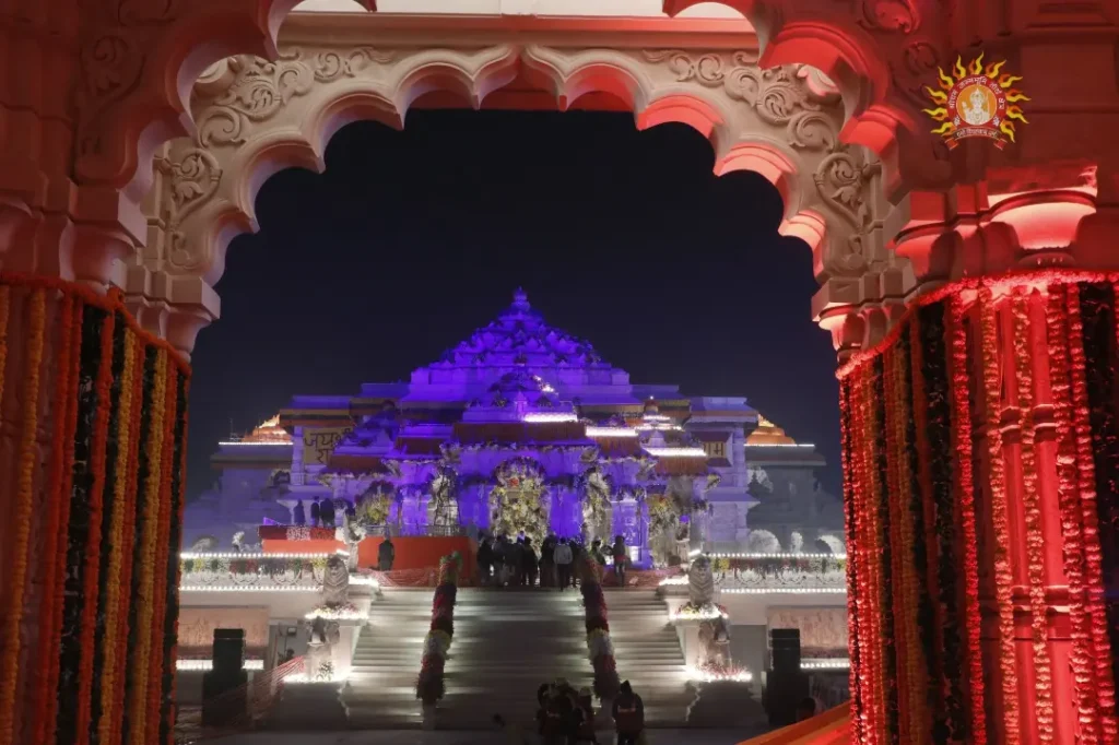 अयोध्या में रामलला के दर्शनों के लिए सुबह तीन बजे से ही मंदिर के सामने श्रद्धालु