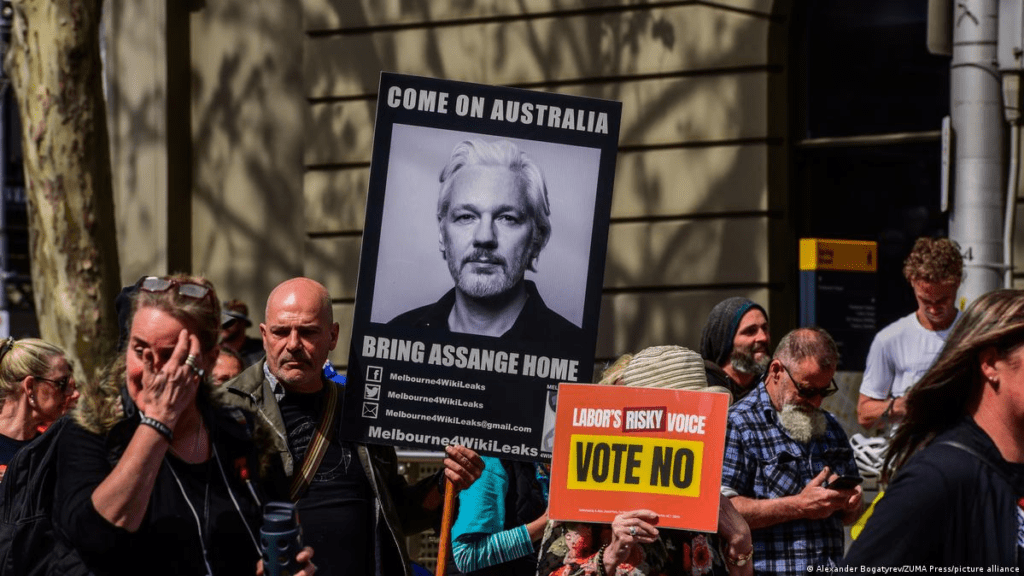 अमेरिकी वकीलों ने ब्रिटेन की अदालत को बताया कि Julian Assange को जासूसी के आरोपों का सामना क्यों करना चाहिए
