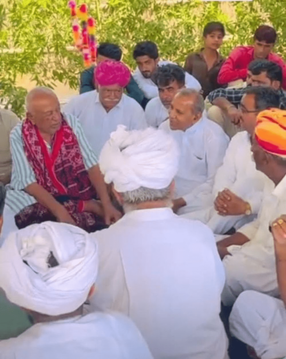 Mewaram jain : पूर्व मंत्री आमीन ख़ान पूर्व विधायक मेवाराम जैन सात्वना देने पहुँचे।