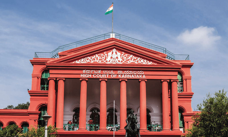 Karnataka High Court: हाई कोर्ट में मुख्य न्यायाधीश के सामने आदमी ने अपना गला काट लिया