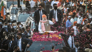 वाराणसी में प्रधानमंत्री नरेंद्र मोदी की कार पर फेंकी चप्पल