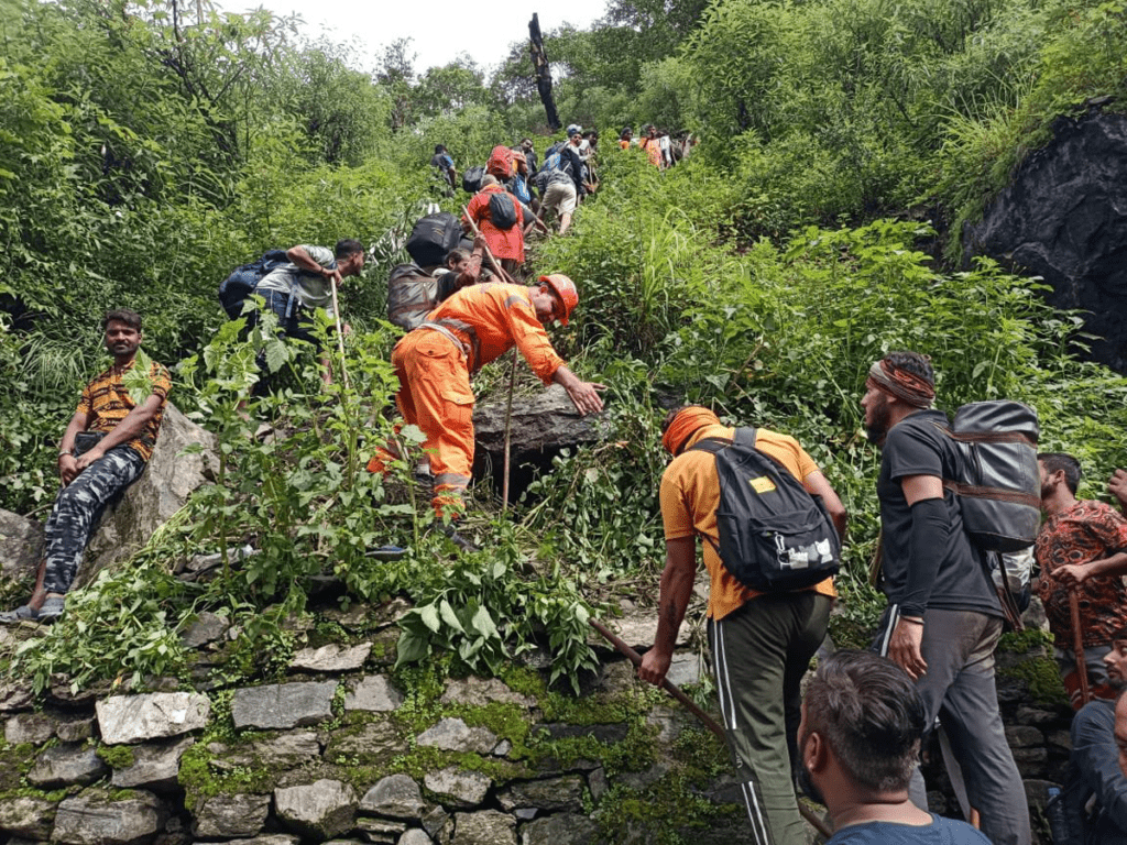 Kedarnath: एयरलिफ्ट हुए मप्र के 51 लोग, PM लगातार ले रहे अपडेट