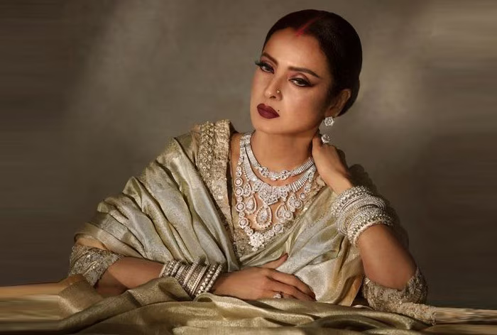 Rekha Untold Story: रेखा ने खुद से जुड़े किए थे कई बड़े खुलासे, कहा- 'मैं बदनाम एक्ट्रेस हूं जिसका…'