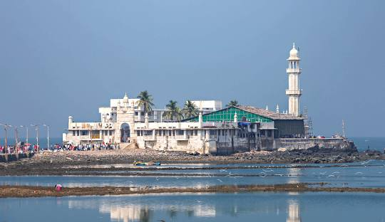 Haji Ali Dargah Bomb threat : हाजी अली दरगाह को उड़ाने की धमकी, जांच जारी