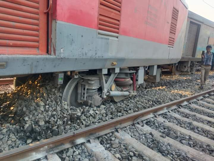 22850 Secunderabad-Shalimar Superfast Express derail Near Howrah: No Casualties Reported, Helpline Numbers Issued