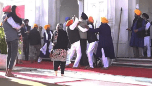 Sukhbir Badal Attack News: Gunman Opens Fire at SAD Leader During Golden Temple Seva; Narrow Escape Caught on Camera