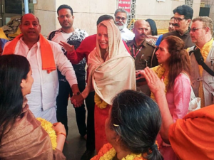 Laurene Powell Jobs Visits Kashi Vishwanath Temple in Varanasi