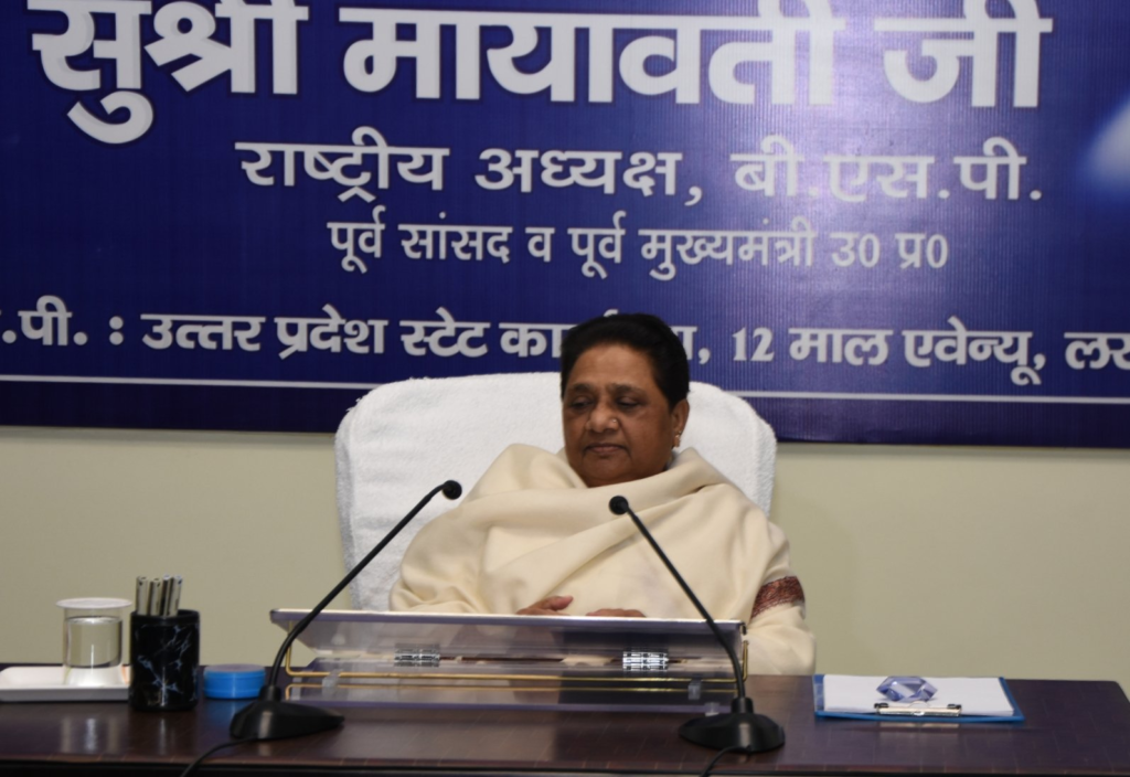 BSP supremo Mayawati speaking at a public meeting in Lucknow, highlighting concerns over the alleged misuse of law enforcement in Uttar Pradesh.