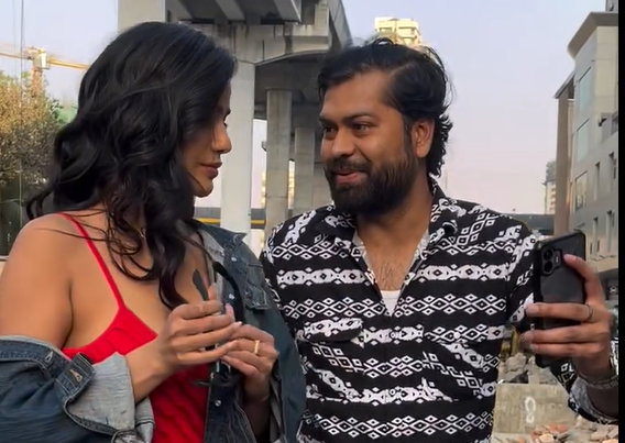 Poonam Pandey Viral Video: Man Tries to Kiss Poonam Pandey Under the Pretense of Taking a Selfie