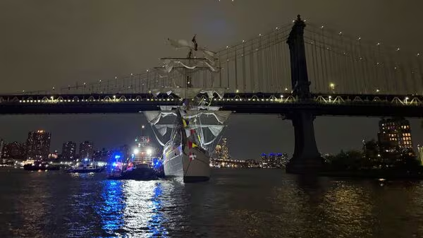 Mexican Navy Ship Collides with Brooklyn Bridge