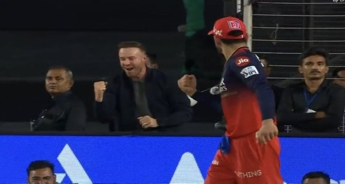Virat Kohli Finally Lift the IPL Trophy