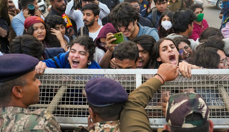 ‘Hidma Amar Rahe’ Slogans Erupt at Delhi Pollution Protest; 15 Arrested After Clash With Police