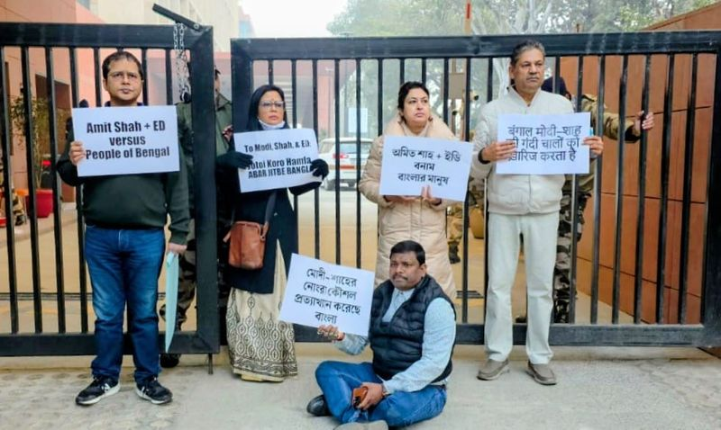 ED Raids on I-PAC Trigger TMC Protest, Derek O’Brien and Mahua Moitra Detained Outside Amit Shah’s Office